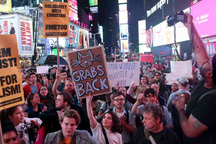 Les protestataires se sont également réunis sur la lumineuse place new-yorkaise Times Square pour dénoncer cette arrivée de Brett Kavanaugh à la Cour suprême.