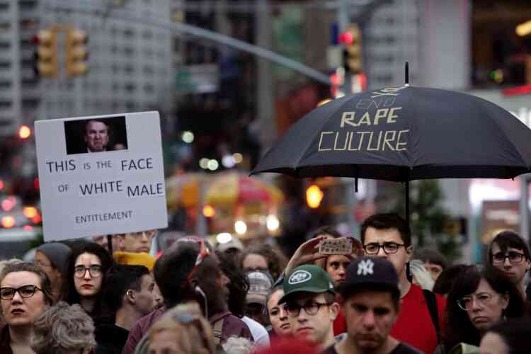Des hommes et des femmes ont aussi protesté à New-York, comme ici à Union Square. « Culture du viol », est inscrit sur le parapluie porté par un autre manifestant.