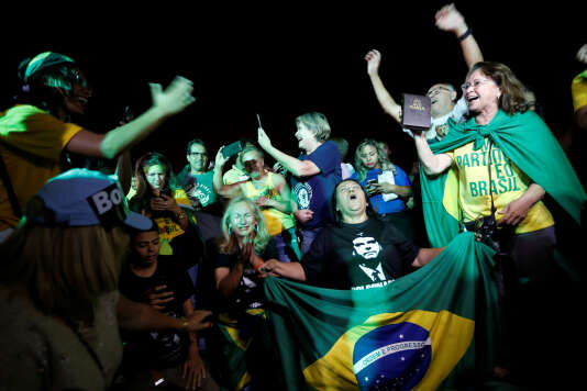 Ses partisans célèbrent le résultat du candidat d’extrême droite Jair Bolsonaro au premier tour de la présidentielle, à Brasilia, le 7 octobre.