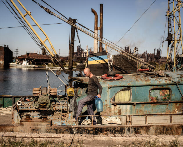 Le port de pêche de Marioupol. En arrière-plan, l’usine métallurgique Azovstal.