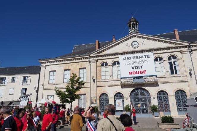Manifestation devant la mairie du Blanc (Indre), le 15 septembre.
