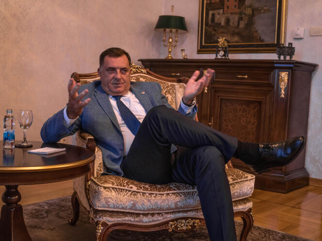 L’ultranationaliste Milorad Dodik, élu au siège réservé aux Serbes dans la présidence collégiale de Bosnie, dans son bureau à Banja Luka, le 26 septembre.