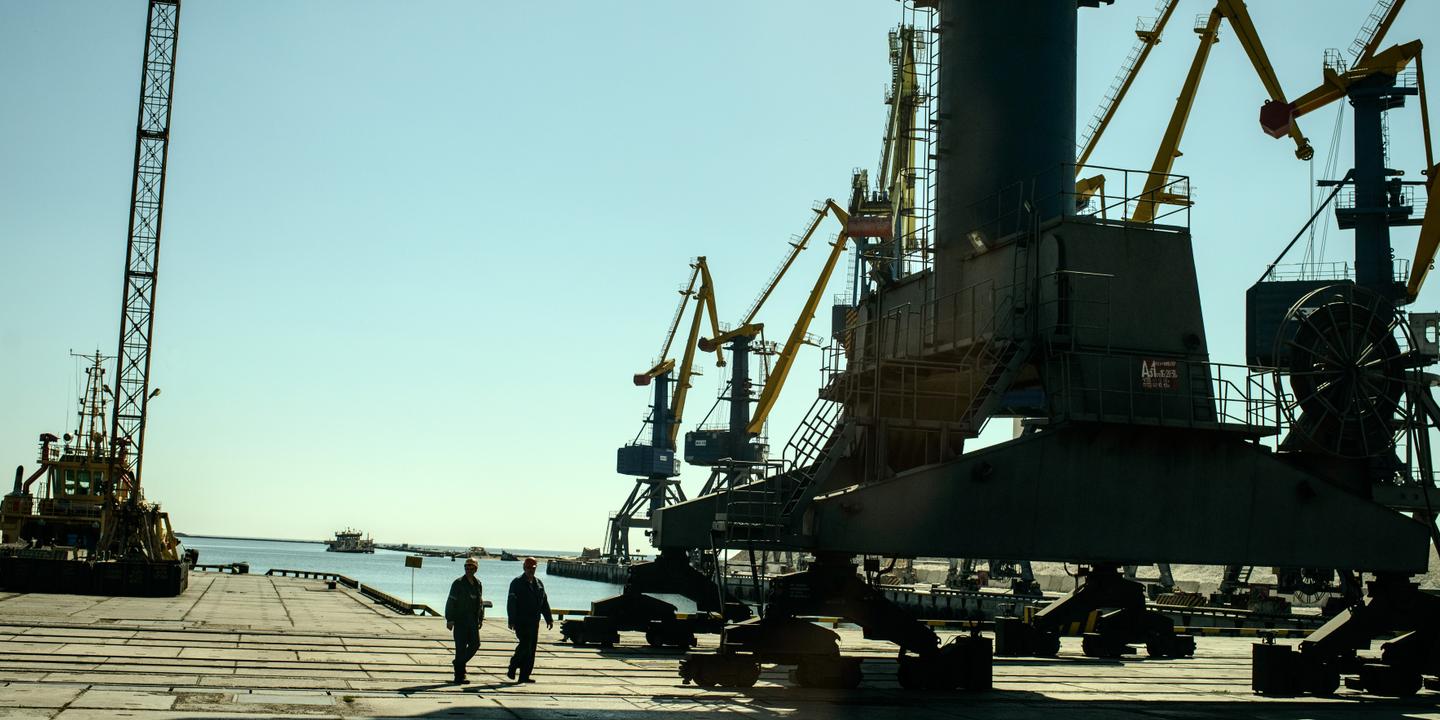 en ukraine dans le port de marioupol ce qu ils n ont pas reussi par les armes les russes y parviennent par le harcelement