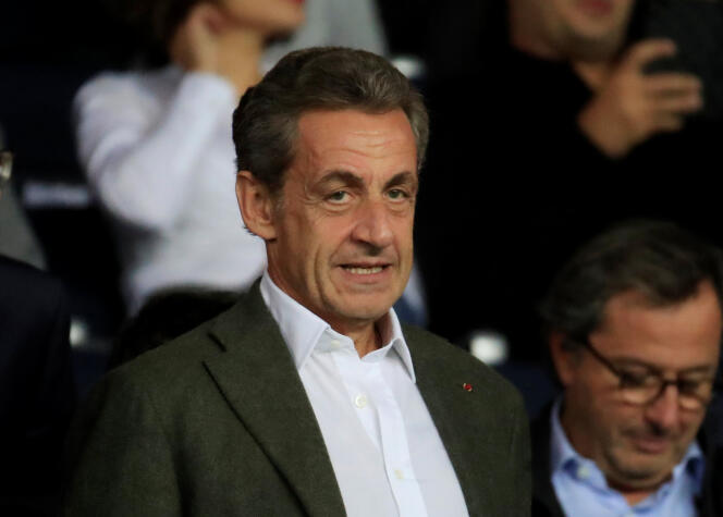 Nicolas Sarkozy dans les tribunes du Parc des Princes, à Paris, le 18 septembre.