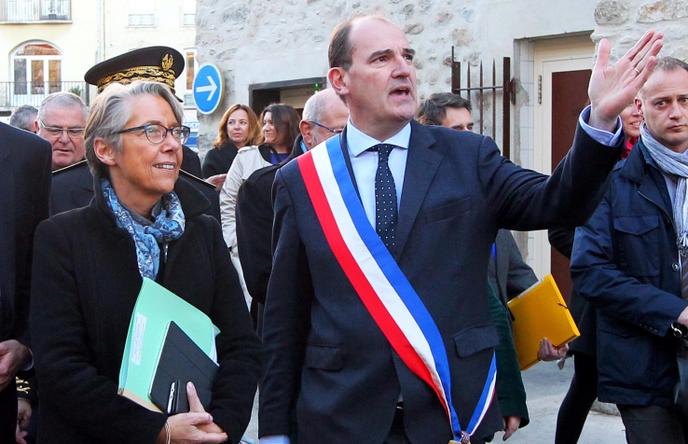 Jean Castex, maire de Prades (Pyrénées-Orientales), aux côtés d’Elisabeth Borne, alors ministre des transports, en novembre 2017.