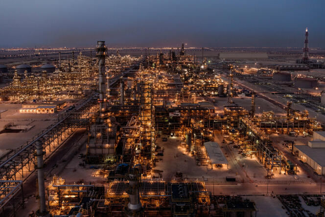 Vue depuis le haut de la colonne de distillation de paraxylène, la raffinerie Satorp, de Jubail, en Arabie saoudite.