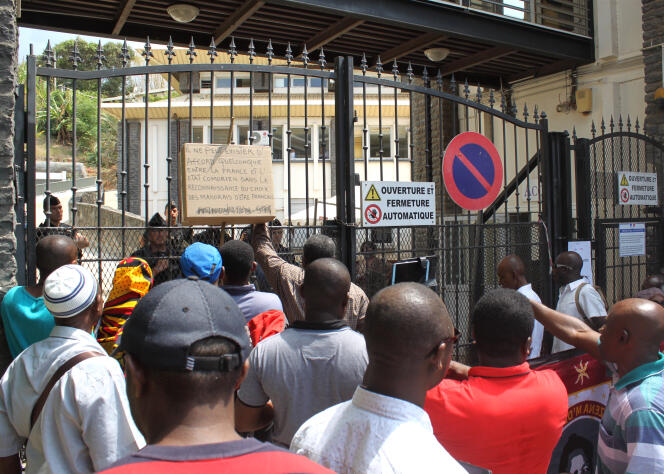 Des manifestants protestent contre l’immigration clandestine en provenance des Comores, devant le service des étrangers de la préfecture de Mayotte, le 25 septembre 2017.