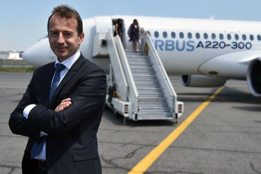 Guillaume Faury pose devant le nouvel Airbus A220-300 lors de sa présentation à Colomiers (Haute-Garonne), le 10 juillet.
