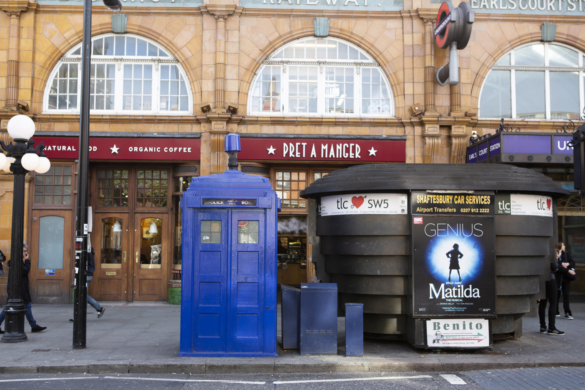 A la sortie de la station Earl’s Court, à Londres, trône un Tardis, la machine à voyager dans le temps du docteur. En réalité, il s’agit d’une mini-station de police, comme il y en avait beaucoup autrefois dans les rues britanniques.