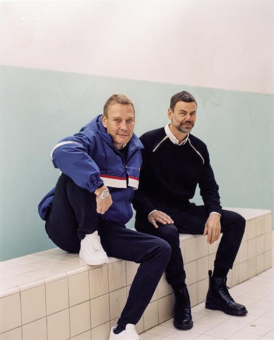 Michael Elmgreen (à gauche) et Ingar Dragset le 1er octobre 2018 à la Whitchapel Gallery de Londres, où ils exposent jusqu’au 13 janvier. WENDY HUYNH POUR « M LE MAGAZINE DU MONDE »