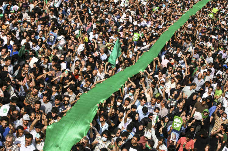 Manifestation à Téhéran, le 15 juin 2009, contre la réélection, le 12, du président iranien Ahmadinejad.