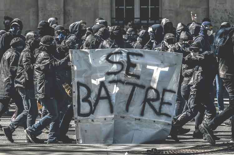 Des black blocs lors d’une manifestation, à Paris, le 19 avril 2018.