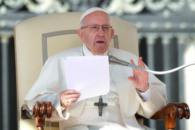 Le pape François lors de son audience hebdomadaire place Saint-Pierre, au Vatican, le 10 octobre.