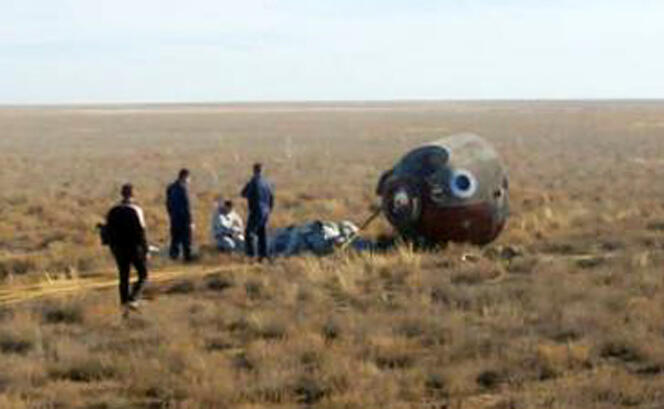 La capsule après son aterrisage d’urgence au Kazakhstan.