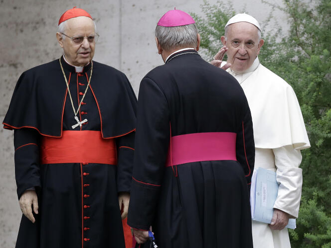 Le pape François entouré de cardinaux, le 11 octobre au Vatican.