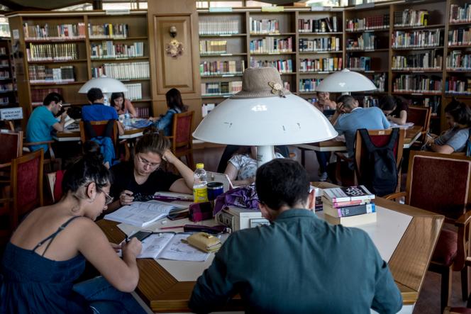 Des étudiants travaillent dans une bibliothèque d’Istanbul, en Turquie, le 8 septembre 2017.