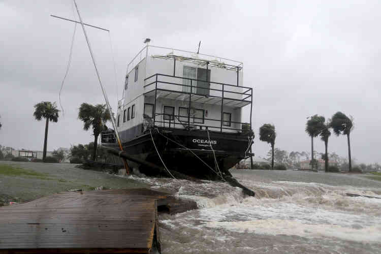 « L’Oceanis », un navire a été poussé à terre par l’onde de tempête provoqué par le cyclone Michael, à Port St. Joe, le 10 octobre.