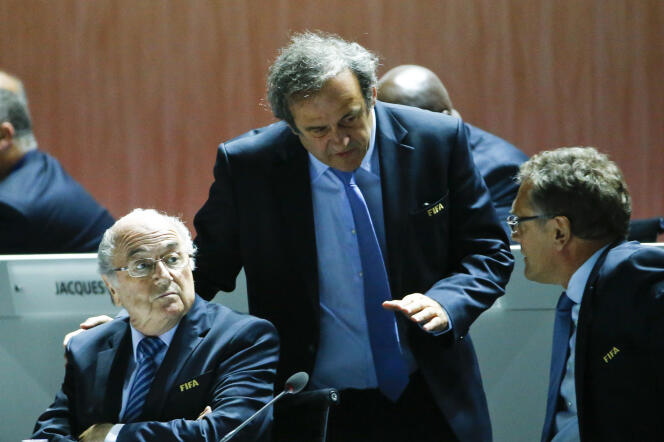 Michel Platini, en discussion avec Sepp Blatter (à gauche) et Jérôme Valcke, à Zurich, en Suisse, le 29 mai 2015