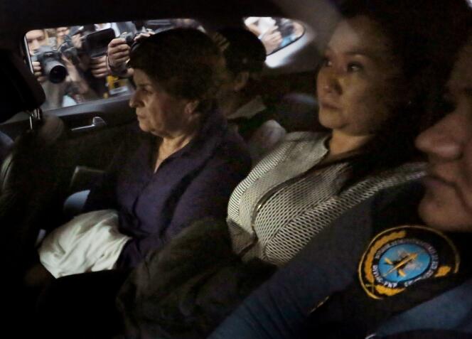 Keiko Fujimori, lors de son transfert depuis un commissariat de Lima où elle était détenue, le 10 octobre.