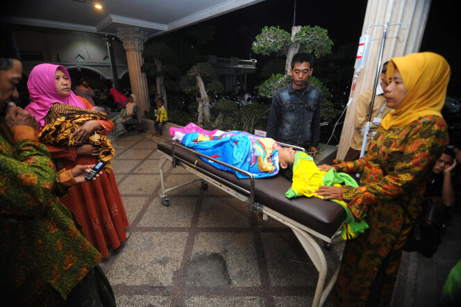 La famille d’un patient évacué de l’hôpital de Pamekasan, en Indonésie, après un nouveau séisme le 11 octobre.