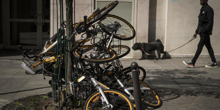 Vandalized bikes of the oBike dockless bike-sharing company are pictured on September 3, 2018 in Paris. (Photo by Lionel BONAVENTURE / AFP)