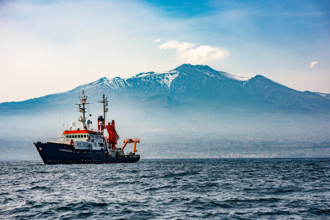 Le vaisseau scientifique Poseidon au large de l’Etna lors de la pose d’un réseau géodésique sous-marin.