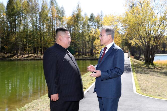 Le leader nord-coréen, Kim Jong-un (à gauche), et le président  sud-coréen, Moon Jae-in, le 20 septembre, à Samjiyon (Corée  du Nord).