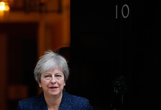 Theresa May quitte le 10 Downing Street pour se rendre au Parlement, à Londres, le 10 octobre.