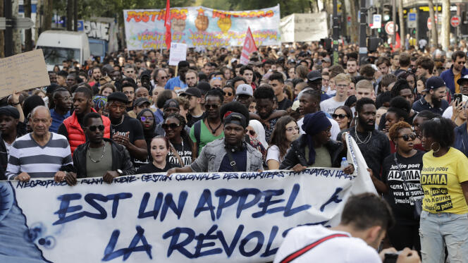 « Le déni de justice est un appel à la révolte », indique cette banderole, lors du défilé pour réclamer « la vérité » sur la mort d’Adama Traoré, le 13 octobre, à Paris.