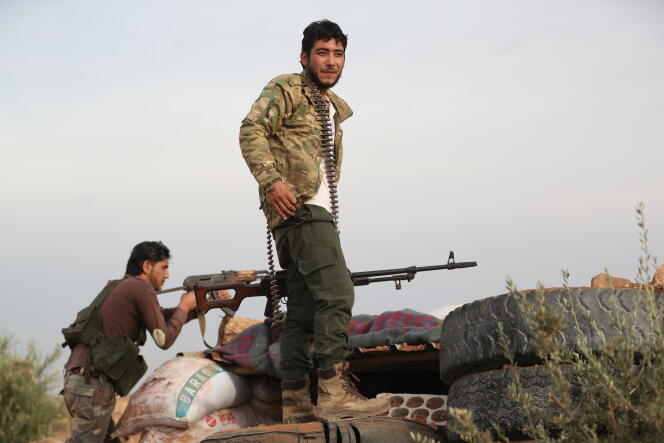 Des combattants rebelles sur la ligne de front, dans la région d’Idlib, le 9 octobre.