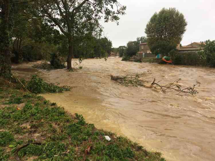 A Villegailhenc, le 15 octobre, la rivière Trapel a débordé à cause des fortes pluies. Selon le ministère de l’intérieur, des renforts de sécurité civile sont en cours d’acheminement dans l’Aude. Il s’agit de sapeurs-pompiers des départements voisins et de militaires de la sécurité civile, basés à Brignoles, ainsi que de « moyens aériens complémentaires ».