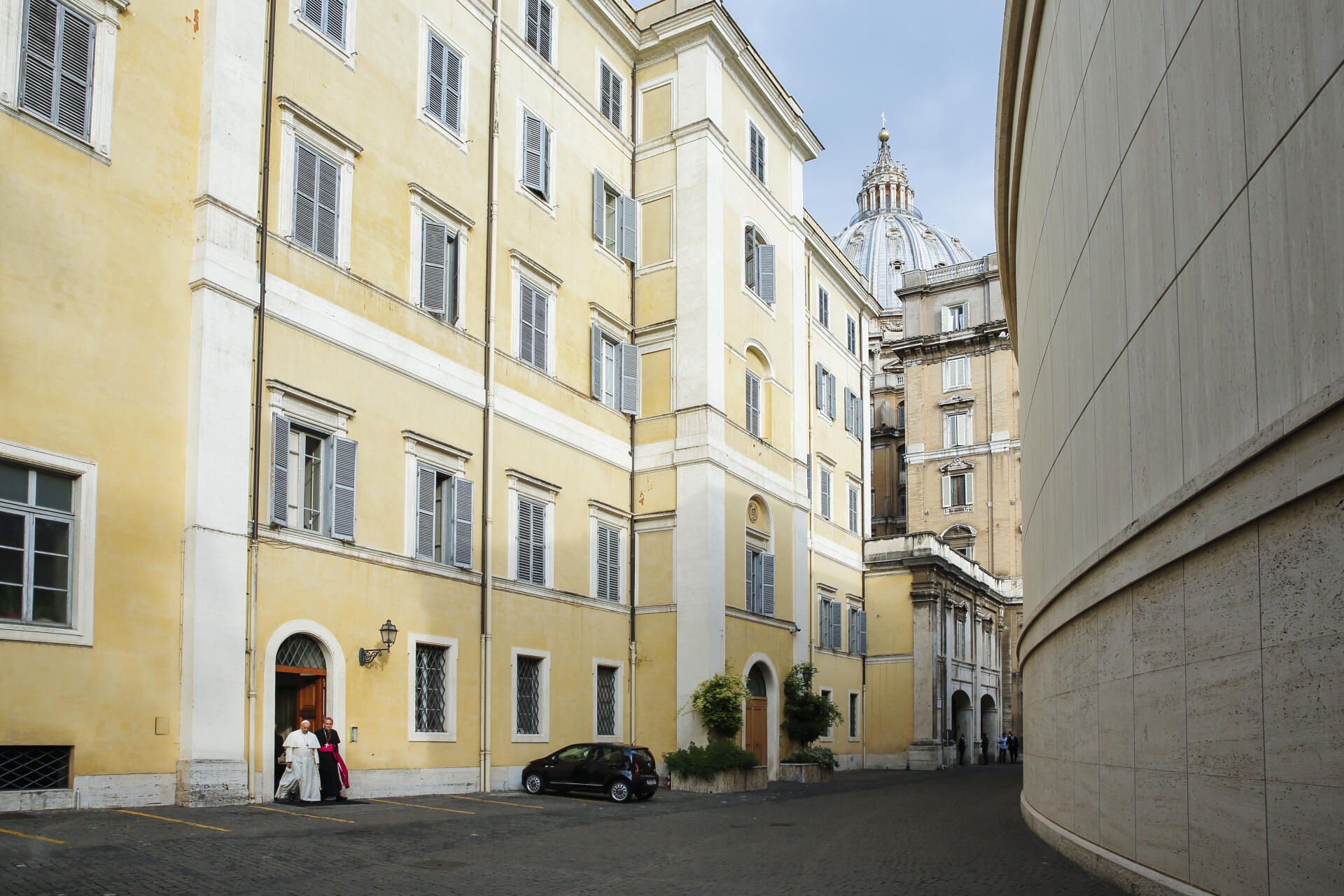 Le pape sortant par l’arrière de la résidence de Sainte-Marthe, en 2014.