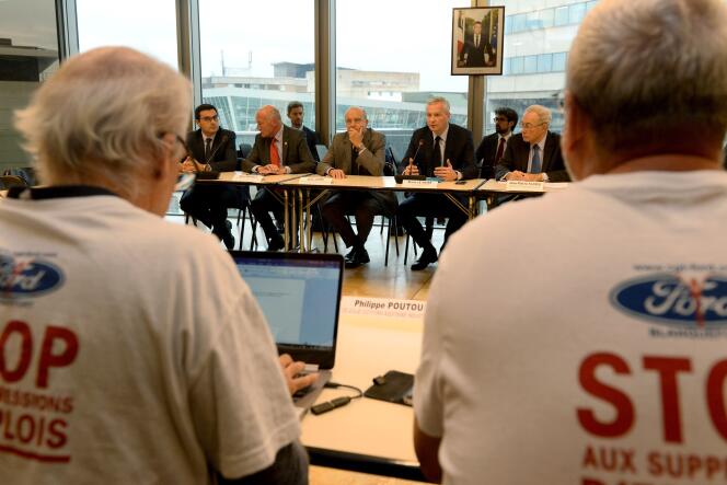 Le ministre de l’économie et des finances Bruno Le Maire et le maire de Bordeaux Alain Juppé lors d’une rencontre avec les syndicats de l’usine Ford de Blanquefort en Gironde, le 15 octobre 2018.
