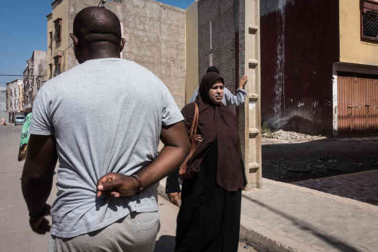 Dans les villes du sud, comme à Agadir, la tension est moins forte vis-à-vis des migrants subsahariens. Vincent se déplace régulièrement en ville pour assurer son quotidien et reste vigilant.