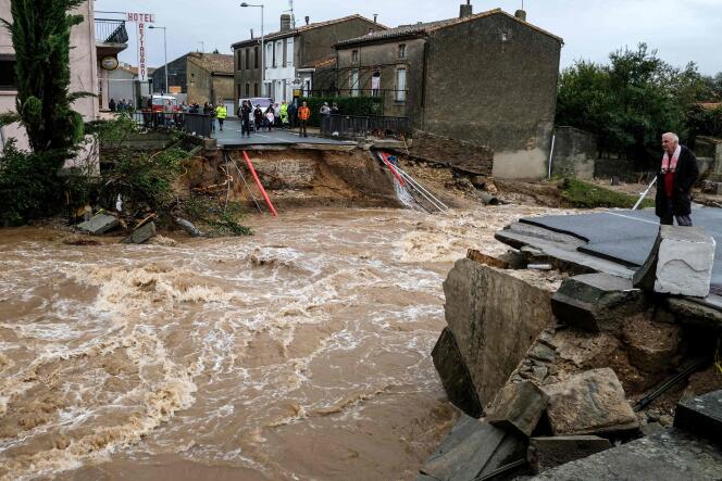 Un pont emporté par l’inondation à Villegailhenc (Aude), le 15 octobre.