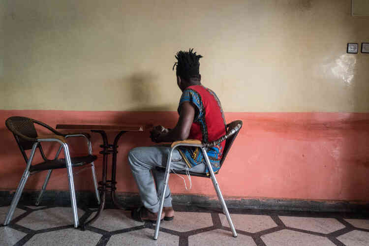 Roland, 26 ans, a quitté le Cameroun en 2011. Il a été refoulé à Tiznit il y a un mois. Il était en train de prendre la mer avec une douzaine d'autres migrants au moment de son arrestation. Pour vivre, il aide deux fois par semaine un commerçant du marché. « Je ne voulais plus mendier, c’est trop démoralisant. »