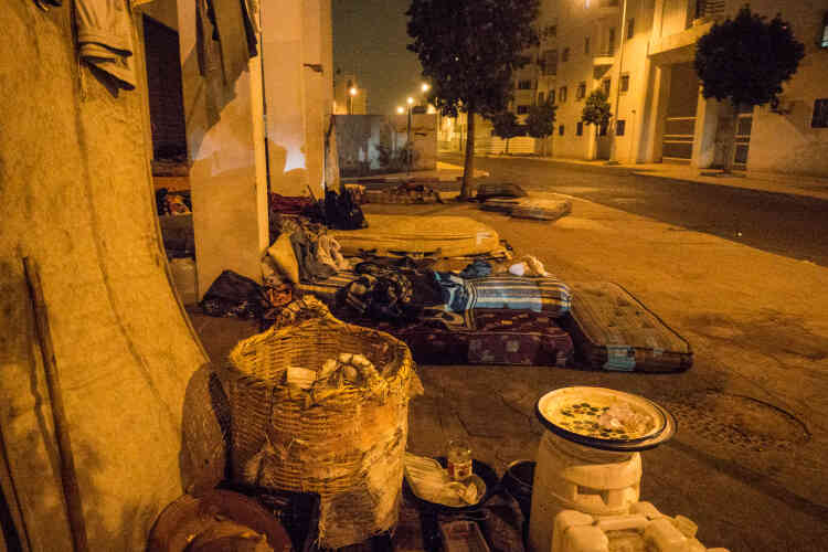 Sous les allées d’un immeuble récent, à deux pas de la gare d’Agadir, ont trouvé refuge une cinquantaine de migrants.