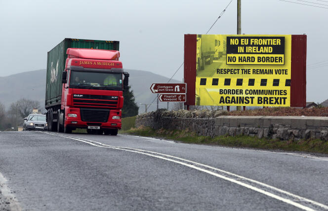 Un camion passe la frontière entre les deux Irlandes, en janvier 2017.