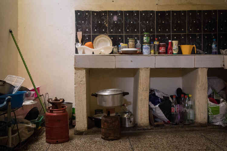 Vincent et Donatien partagent, en banlieue d’Agadir, un appartement de deux pièces avec une femme ivoirienne et son enfant. Leur loyer est de 1 400 dirhams par mois (128 euros).