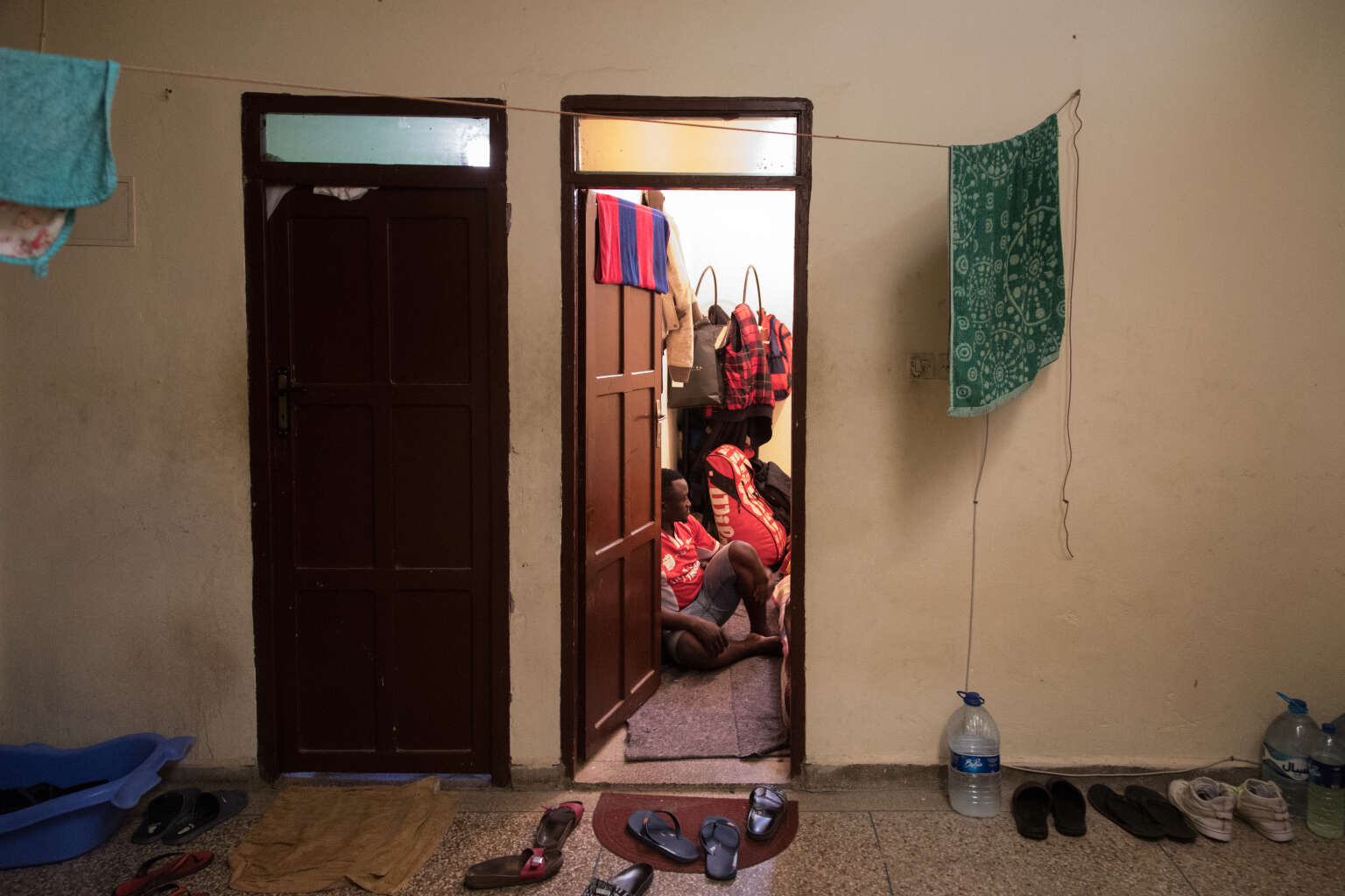  Vincent et Donatien partagent, en banlieue d’Agadir, un appartement de deux pièces avec une femme ivoirienne et son enfant. Leur loyer est de 1400 dirhams par mois (environ 140 euros). Crédits : CAMILLE MILLERAND POUR LE MONDE 