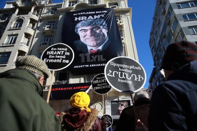 Rassemblement à la mémoire de Hrant Dink, assassiné le 19 janvier 2007 par un nationaliste turc quand il dirigeait le journal bilingue ­arménien-turc « Agos ». Devant la rédaction du journal, à Istanbul, le 19 janvier 2018.