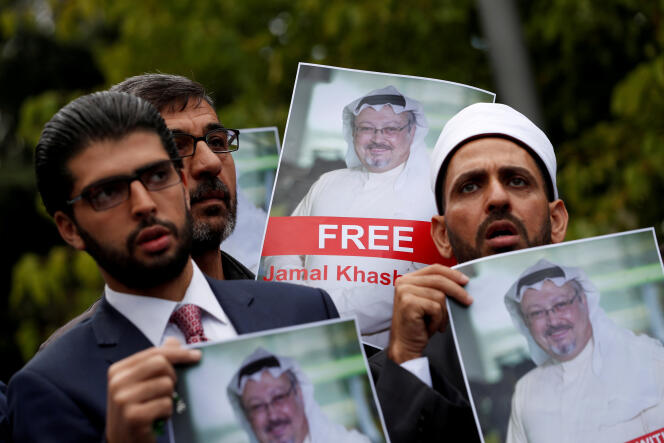 Des manifestants brandissent le portait de Jamal Khashoggi devant le consulat d’Arabie saoudite à Istanbul, en Turquie, le 8 octobre.