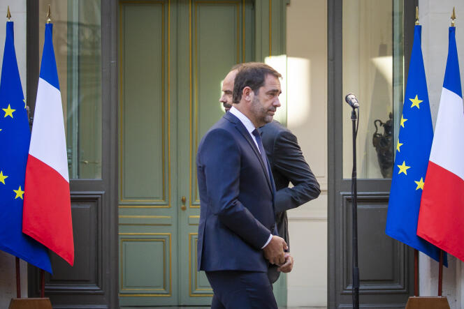 Passation des pouvoirs au ministère de l’intérieur entre Edouard Philippe et Christophe Castaner, à Paris, le 16 octobre.