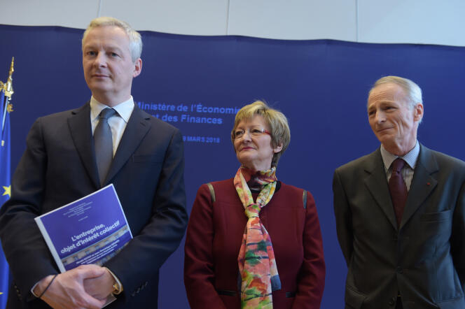 Le ministre de l’économie et des finances, Bruno Le Maire, aux côtés de Nicole Notat et Jean-Dominique Senard, lors de la présentation de leur rapport sur « l’entreprise, objet d’intérêt collectif », en mars.