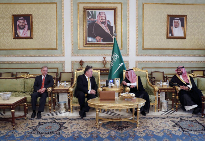 Le secrétaire d’Etat américain Mike Pompeo et le ministre saoudien des affaires étrangères Adel Al-Joubeir, le 16 octobre à Riyad.