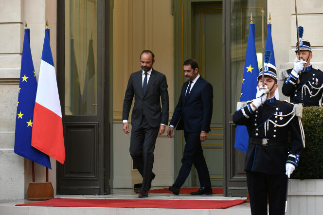 Le premier ministre, Edouard Philippe, lors de la passation des pouvoirs avec Christophe Castaner au ministère de l’intérieur, mardi 16 octobre.