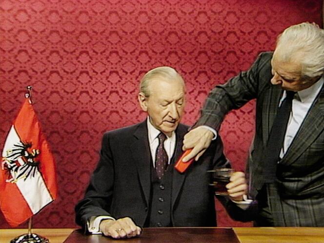 Kurt Waldheim lors de son élection à la présidence autrichienne en 1986. Image d’archive extraite du documentaire de Ruth Beckermann, « La Valse de Waldheim ».