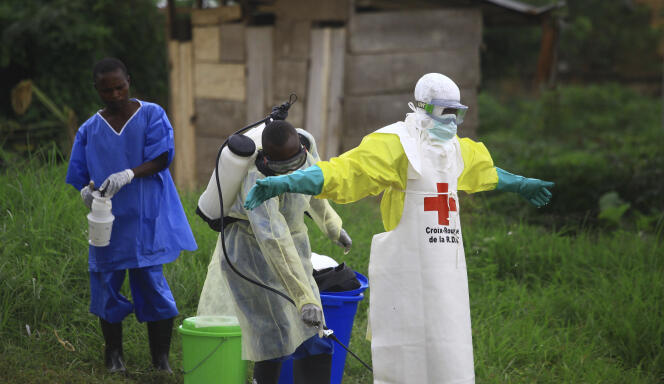 Un membre du personnel soignant est désinfecté à sa sortie d’un centre de traitement d’Ebola à Beni, dans l’est de la République démocratique du Congo, en septembre 2018.