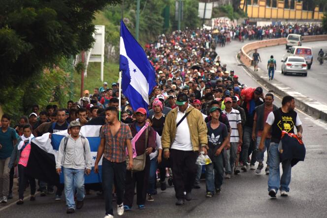 Des migrants du Honduras participent à une marche à travers l’Amérique centrale dans l’espoir de gagner les Etats-Unis, à Chiquimula, au Guatemala, le 17 octobre.