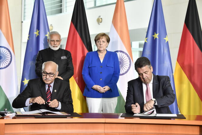 Le ministre d’Etat auprès du ministère des affaires étrangères, Mobashar Jawed Akbar (à gauche), en compagnie de l’ancien chef de la diplomatie allemande, Sigmar Gabriel (à droite), en mai 2017 à Berlin.